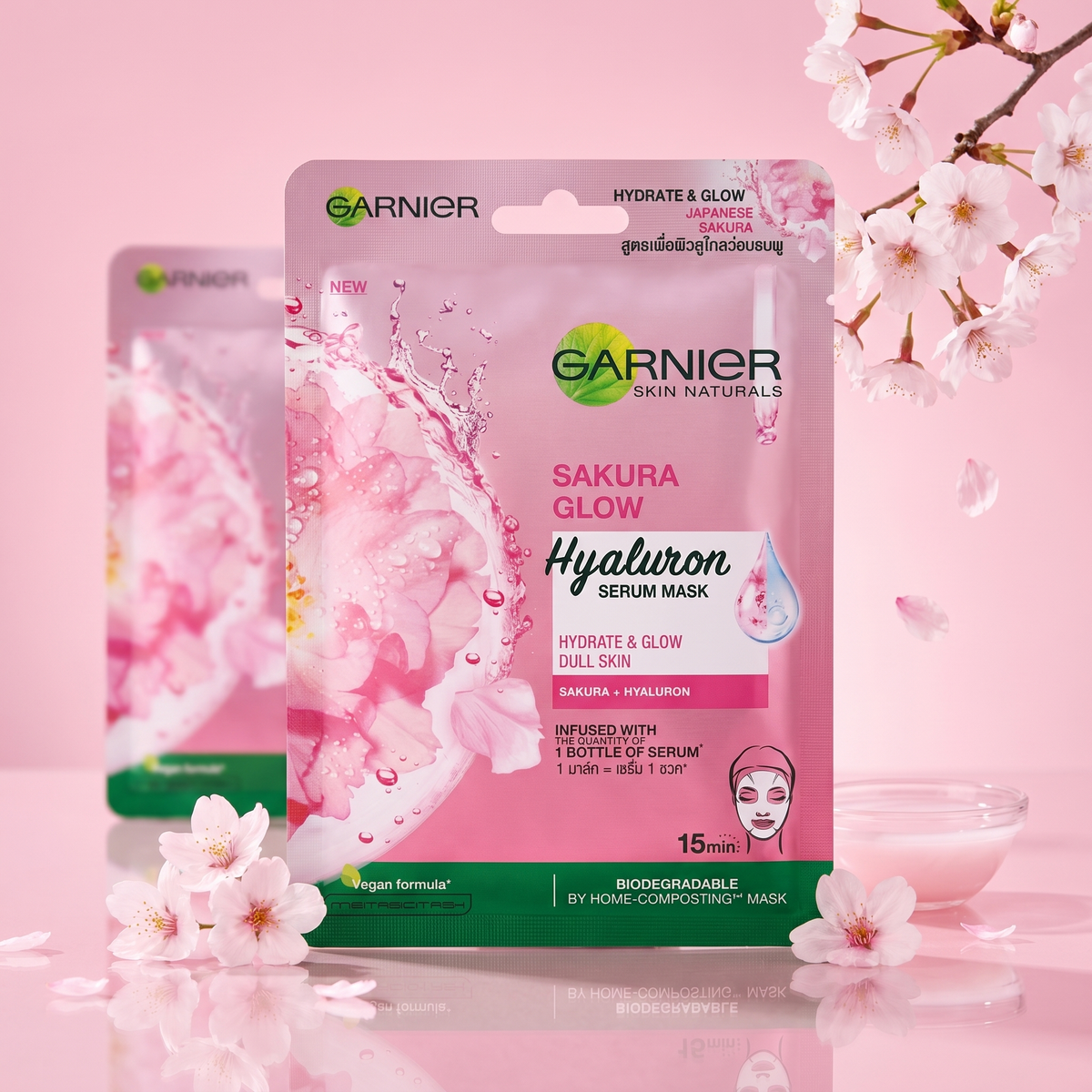 Garnier Sakura White Glow Serum Mask – Produktbild mit Kirschblüten