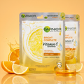 Garnier Bright Complete Vitamin C Serum Mask – Produktbild mit Orangen und Zitrone
